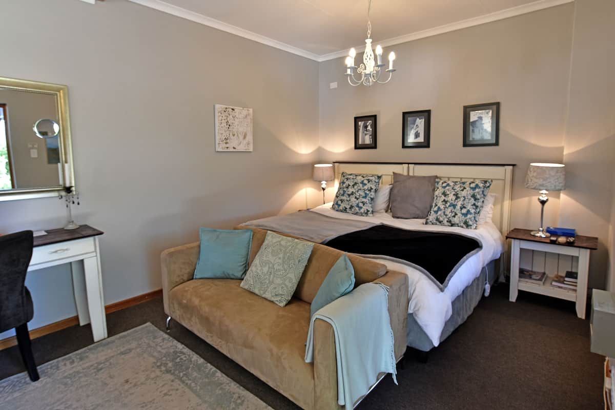 Comfort Room, 1 Bedroom (Double/Twin) | Peralatan tempat tidur premium, peti besi dalam bilik