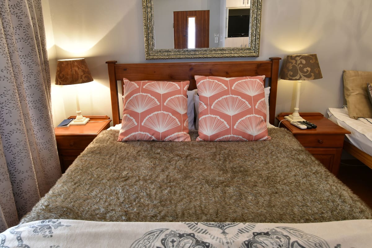 Family Room, 1 Bedroom (Double/Family for 4 persons) | Peralatan tempat tidur premium, peti besi dalam bilik