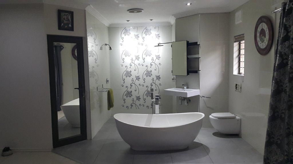 Shower, free toiletries, towels