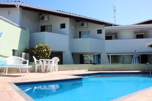 Outdoor pool, sun loungers - Hotel Ponta de Areia (Porto Seguro)