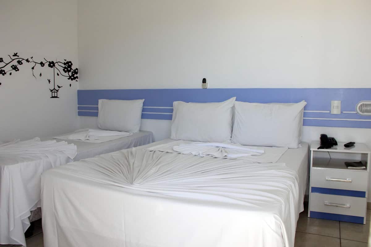 Quarto triplo | Frigobar, cofres nos quartos, cortinas blackout, Wi-Fi de cortesia