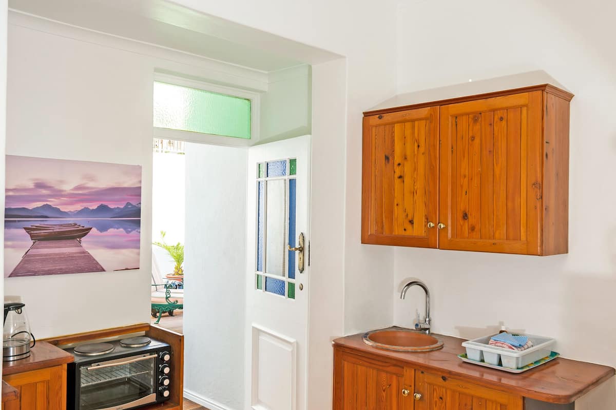 apartment, 2 bedrooms (dolphin) | private kitchen | microwave, stovetop, electric kettle, cookware/dishes/utensils