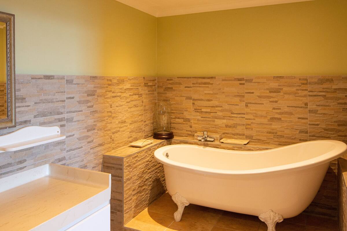 neptune garden apartment | deep-soaking bathtub