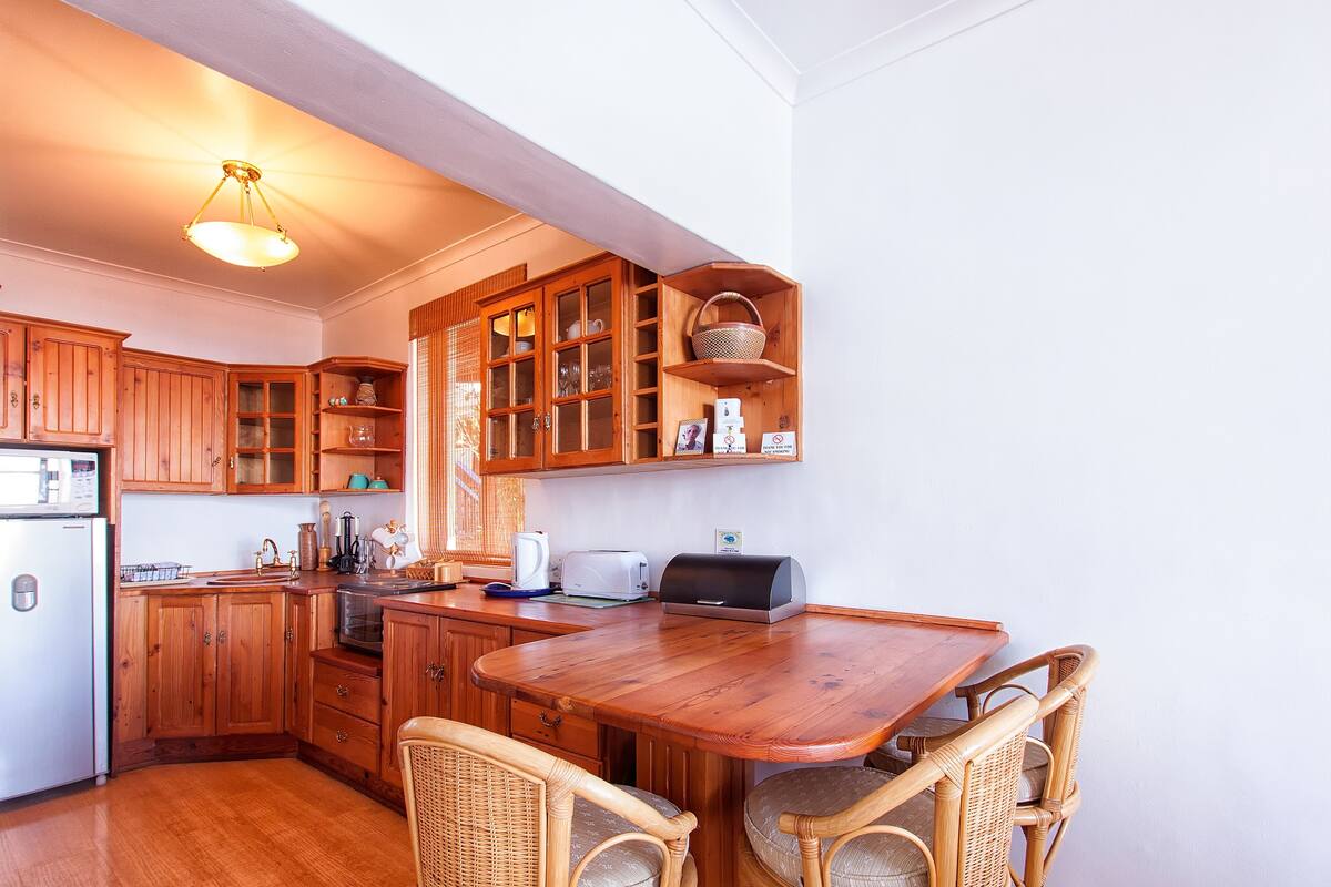 apartment, 1 bedroom, sea view (twin penguin) | private kitchen | microwave, stovetop, electric kettle, cookware/dishes/utensils