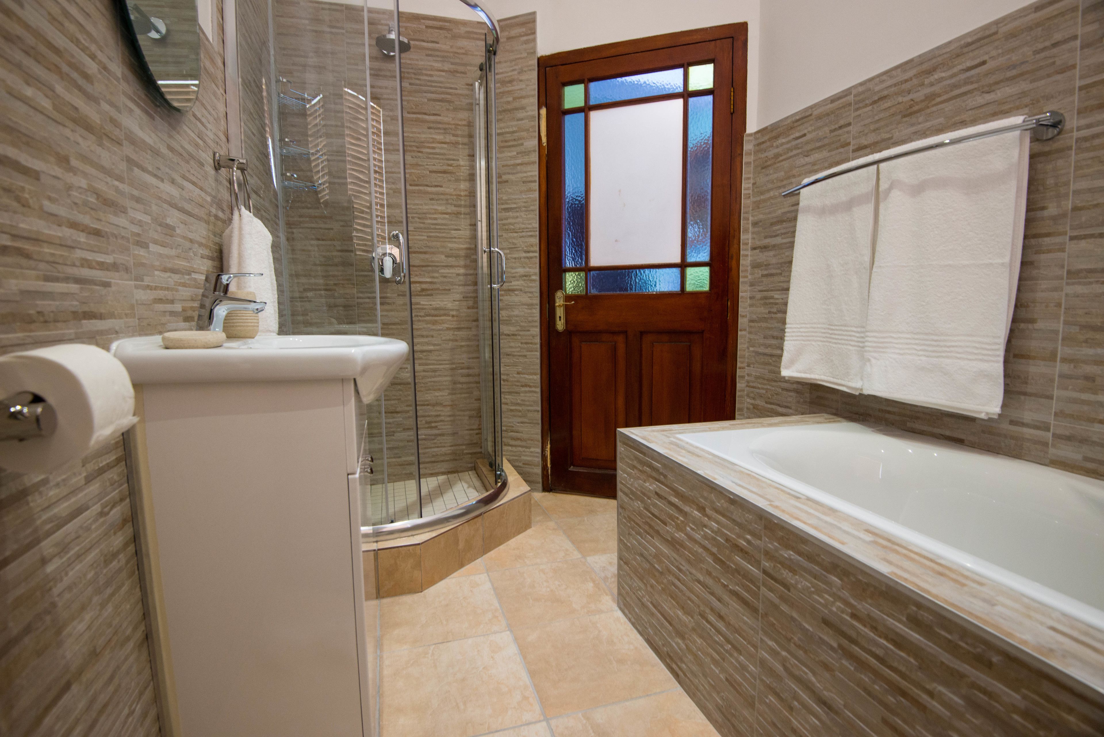 apartment, 2 bedrooms (dolphin) | bathroom | combined shower/bathtub, free toiletries, towels