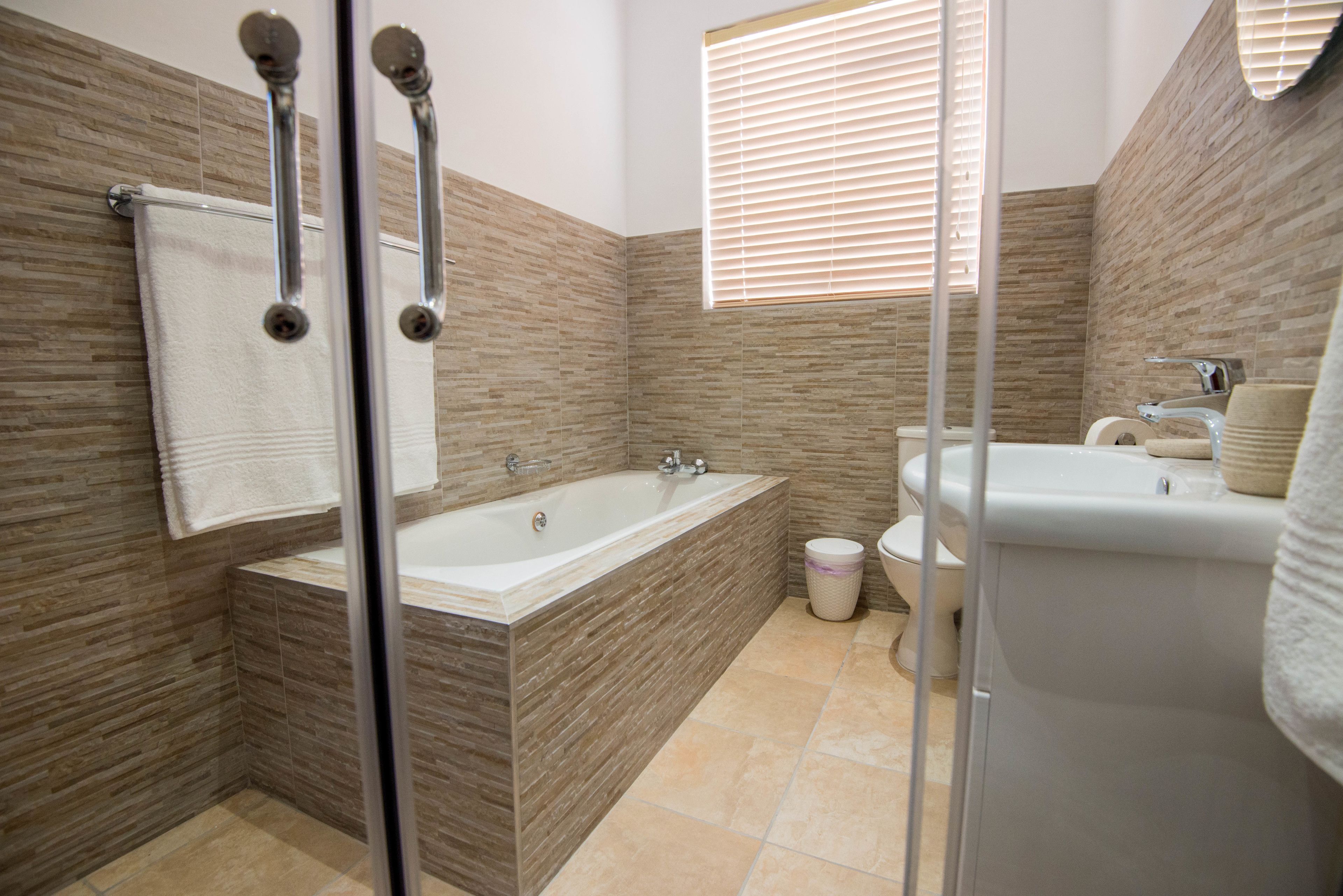 apartment, 2 bedrooms (dolphin) | bathroom | combined shower/bathtub, free toiletries, towels