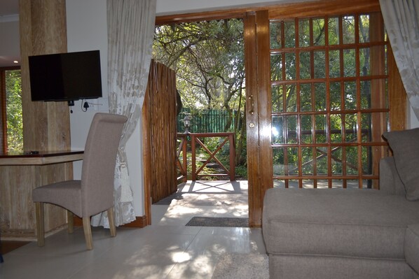 Luxury Room, 1 Bedroom | In-room business centre