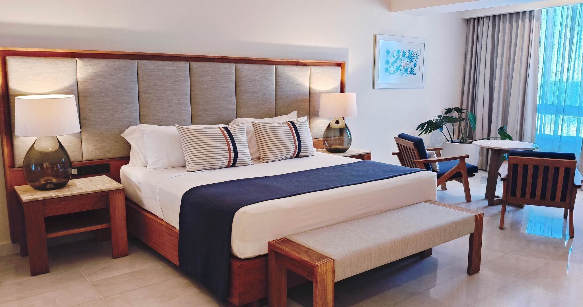 Superior-værelse - 1 kingsize-seng - havudsigt | Pengeskab på værelset, mørklægningsgardiner, strygejern/strygebræt