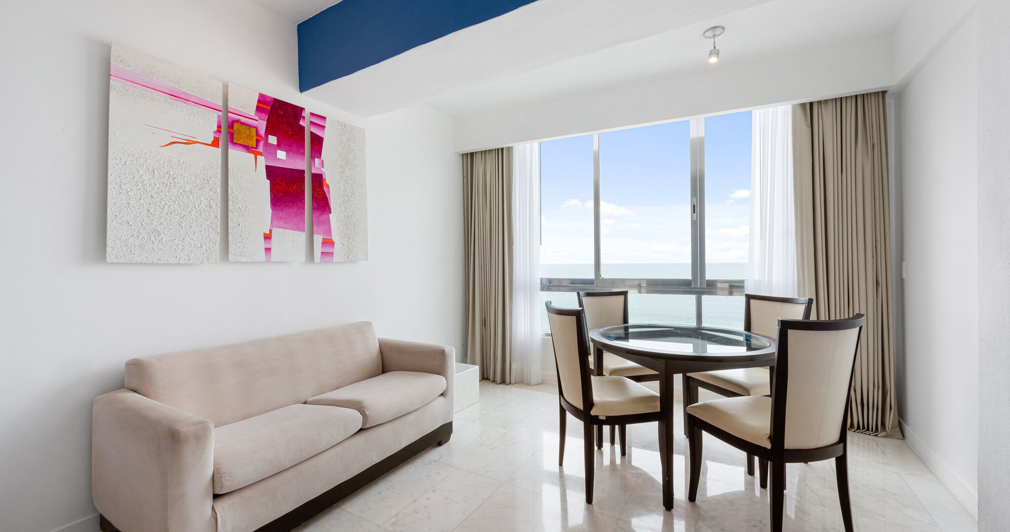 ห้องพัก, เตียงใหญ่ 2 เตียง, วิวทะเล | บริเวณนั่งเล่น | ทีวีจอแบน