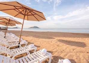 On the beach, sun-loungers, beach umbrellas - Park Royal Mazatlan managed by Accor (Mazatlán)