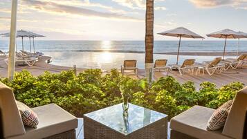 Alberca al aire libre, sombrillas en la alberca y camastros