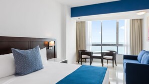 Caja de seguridad en la habitación, escritorio y cortinas blackout