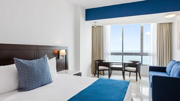 Caja de seguridad en la habitación, escritorio y cortinas blackout 