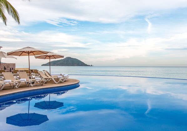 室外游泳池，提供泳池遮陽傘和日光浴躺椅