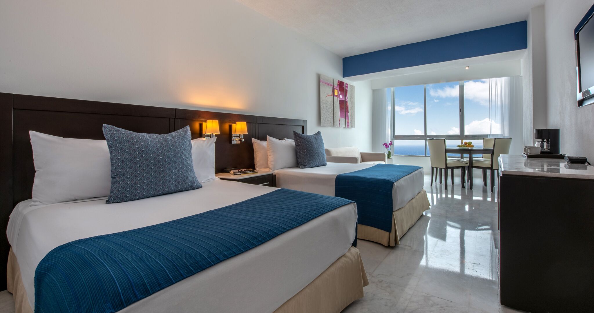 Værelse - 2 dobbeltsenge - havudsigt | Pengeskab på værelset, mørklægningsgardiner, strygejern/strygebræt