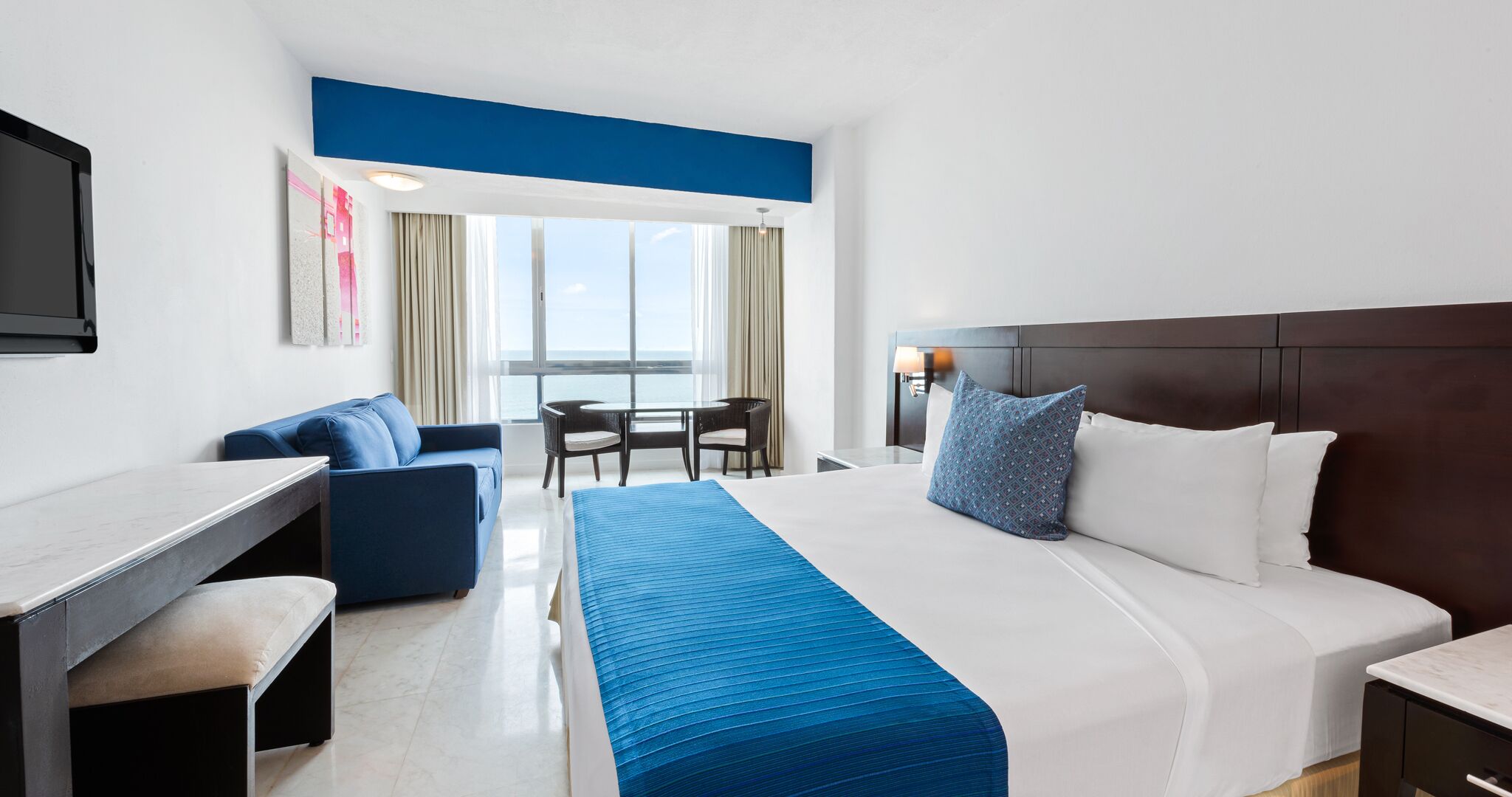 Pengeskab på værelset, mørklægningsgardiner, strygejern/strygebræt