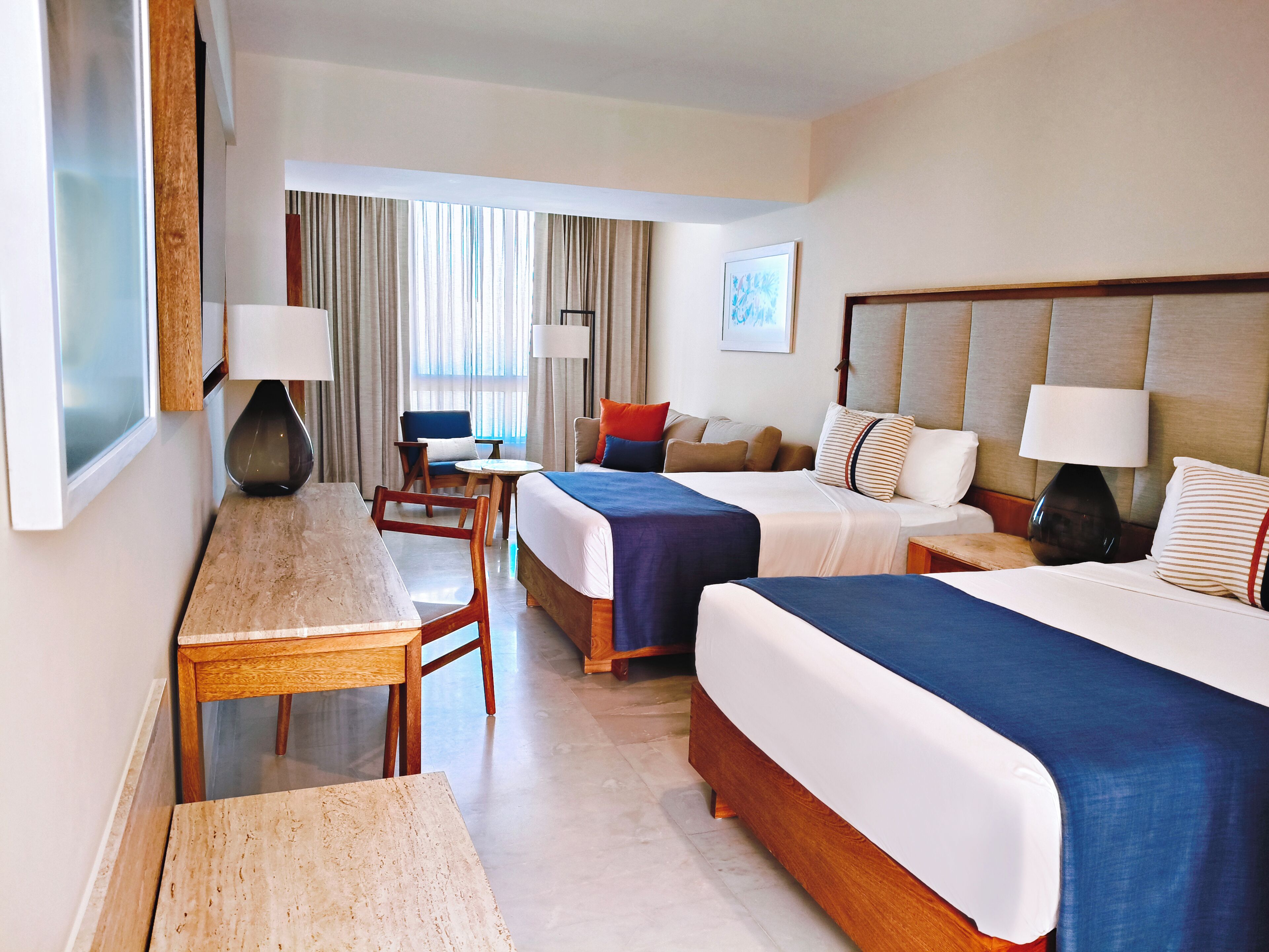 Pengeskab på værelset, mørklægningsgardiner, strygejern/strygebræt