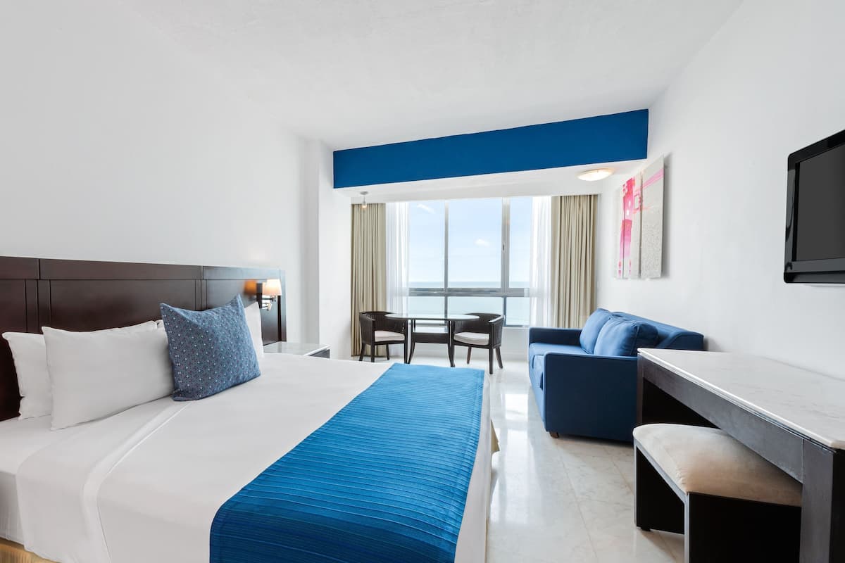 Deluxe Room Ocean View King | 1 bedroom, in-room safe, desk, blackout drapes