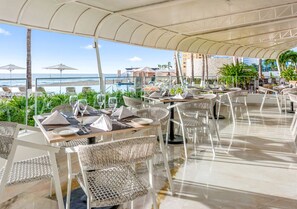 供應早餐、午餐和晚餐，國際料理