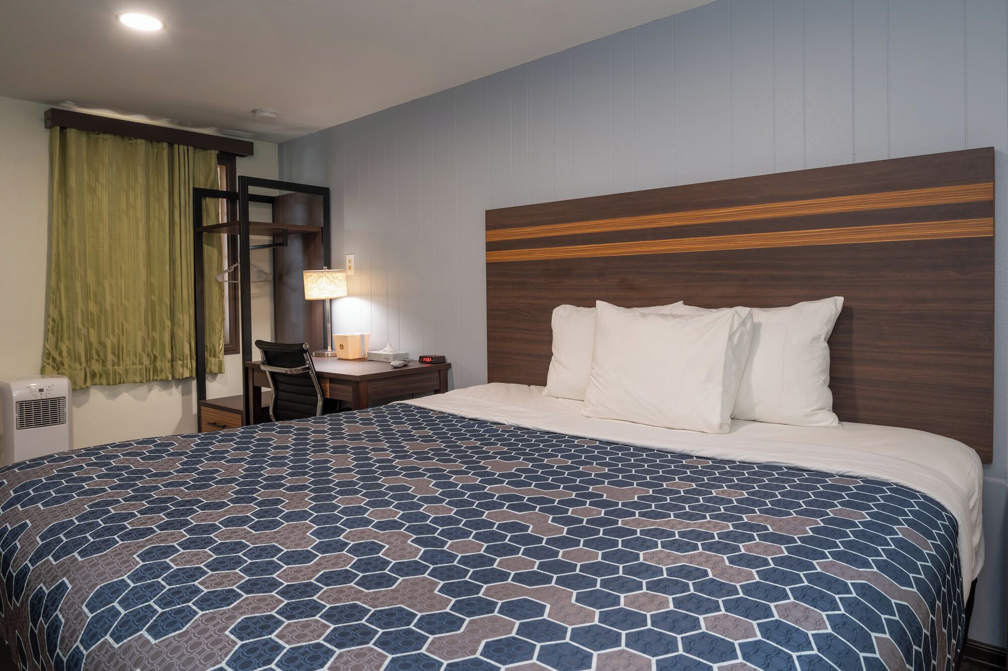 Enkeltværelse - 1 kingsize-seng | Dundyner, skrivebord, arbejdsområde til bærbare computere, lydisolering