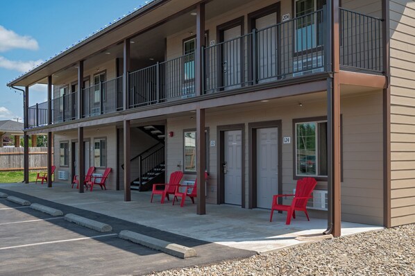 Deluxe Double Room | Down comforters, desk, laptop workspace, soundproofing - Town Motel (Forks)