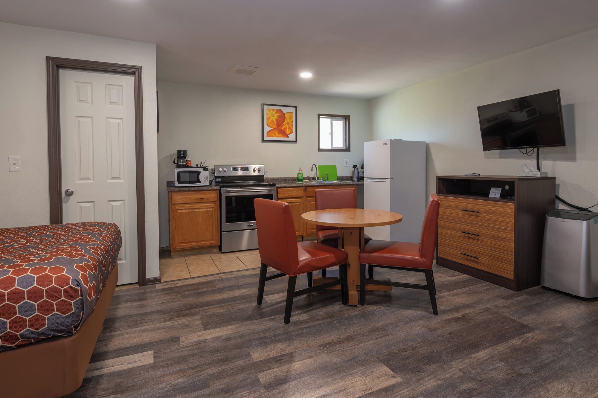 Comfort-studiosuite - 2 queensize-senge - ikke-ryger | Privat køkken | Mikrobølgeovn, kaffe-/temaskine, elkedel