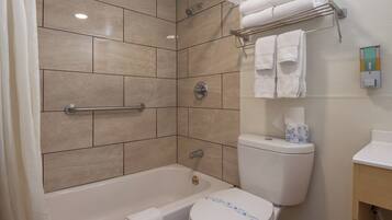 Amenidades de baño gratuitas, secadora de cabello, toallas