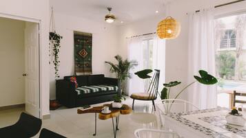 Suite, Kitchenette, Garden View | Living area