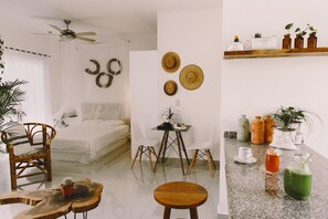 Studio, Kitchenette, Garden View | Desk, free WiFi