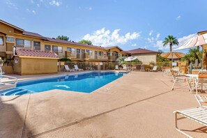 สระว่ายน้ำ