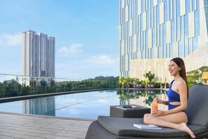 Relax in style with a comfortable seating area and city views.