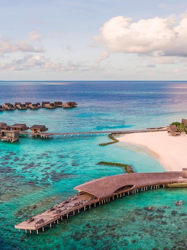 6 restaurants, breakfast, lunch, dinner served; seafood