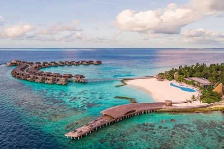 6 restaurants, breakfast, lunch, dinner served; seafood