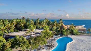 2 piscinas al aire libre, sombrillas, sillones reclinables de piscina