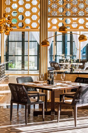 6 restaurants servant le petit déjeuner, le déjeuner et le dîner