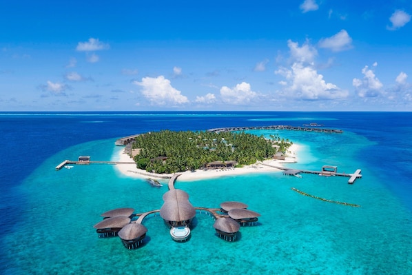 Couples treatment rooms, sauna, hot tub, steam room, body treatments
