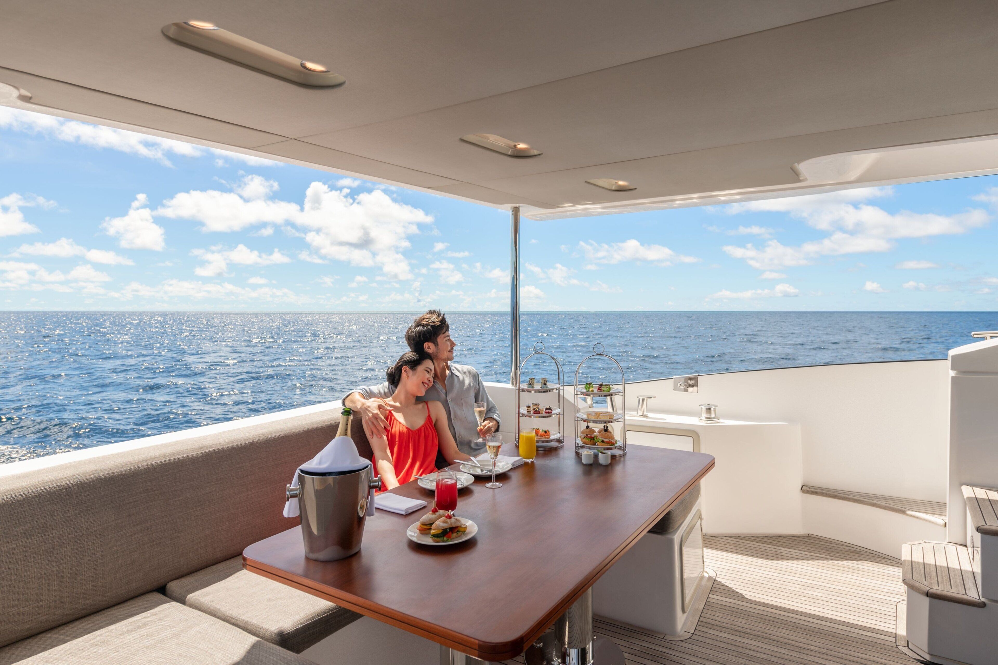 6 restaurants, breakfast, lunch, dinner served; seafood