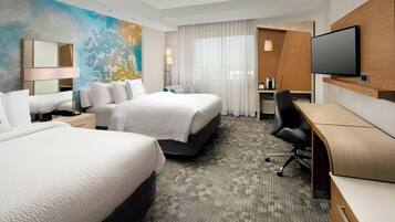 Quarto, 2 camas Queen | Camas com colchões pillow-top, cofres nos quartos, escrivaninha