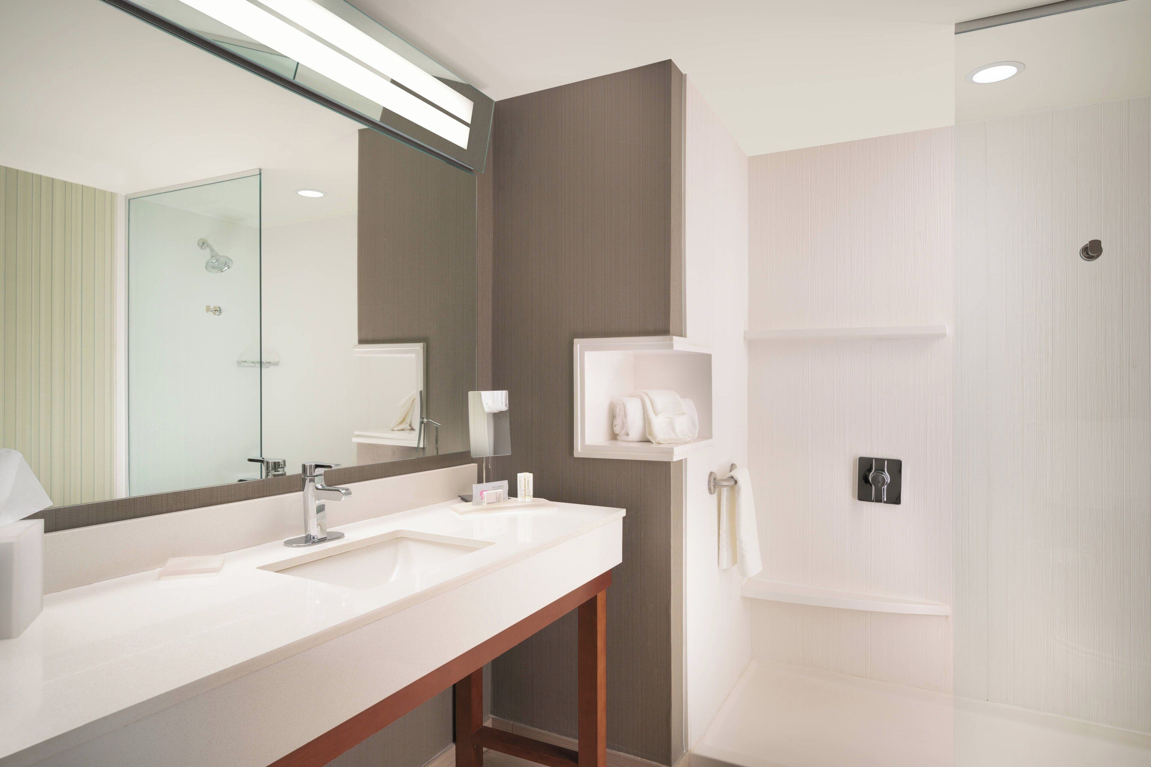 suite, 1 bedroom | bathroom | combined shower/bathtub, free toiletries, hair dryer, towels