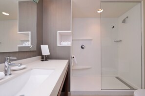Shower, hair dryer, towels - Courtyard by Marriott Toledo North (Toledo)