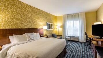 Safe på rommet, skrivebord, blendingsgardiner og strykejern/-brett