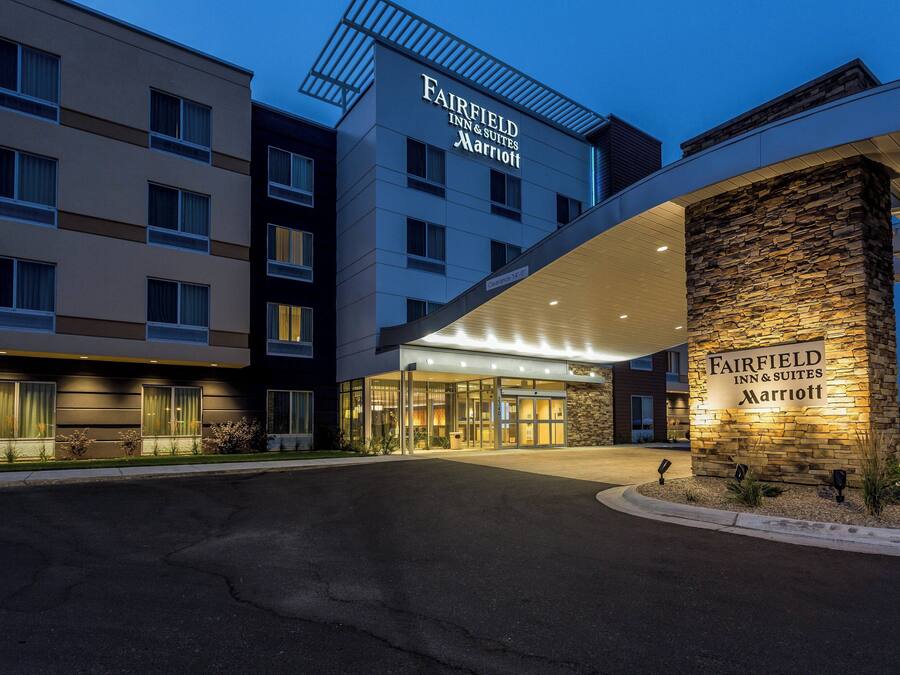 Entrada de un hotel Fairfield Inn & Suites Marriott con fachada de piedra y múltiples ventanales.