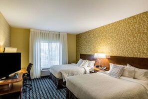 Tallelokero huoneessa, työpöytä, pimennysverhot, silitysrauta/-lauta