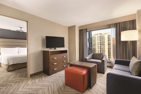 In-room safe, desk, laptop workspace, blackout curtains - Homewood Suites by Hilton Washington DC Capitol-Navy Yard (Washington)