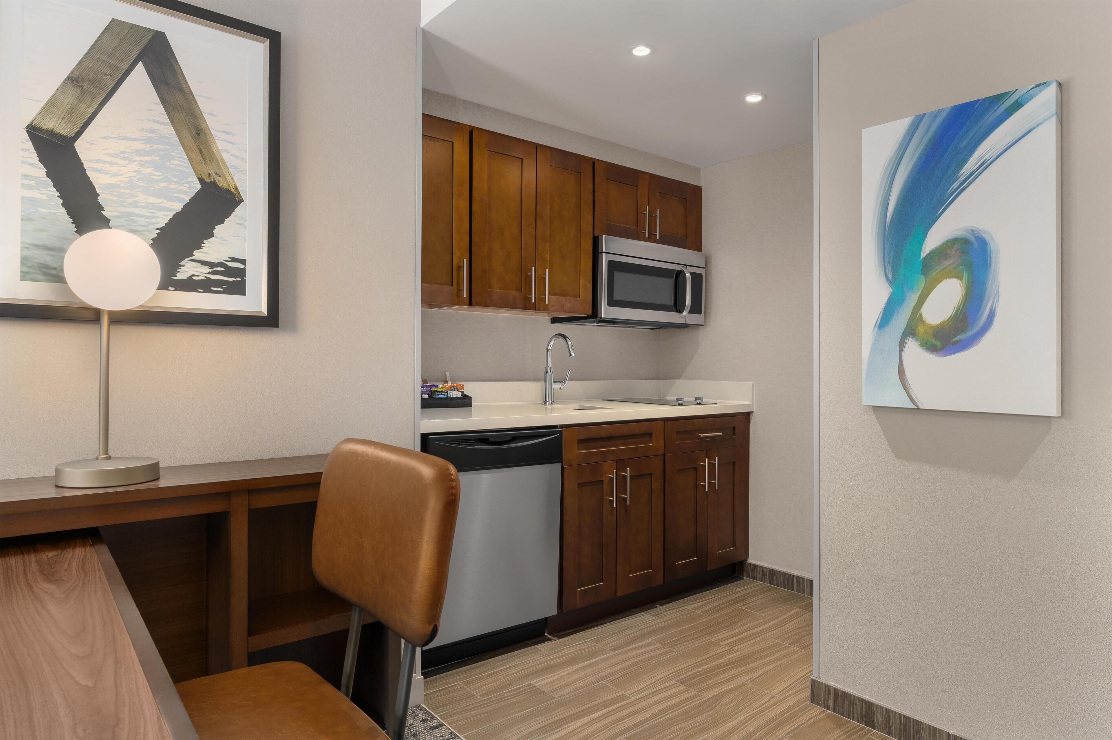 Studio Suite, 1 King Bed | Private kitchen