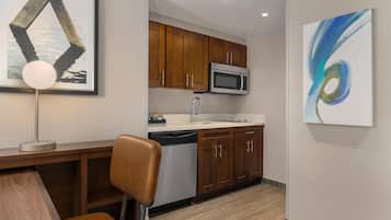 Studio Suite, 1 King Bed | Private kitchen