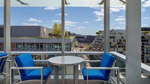 Un espacio exterior moderno con vistas despejadas al paisaje urbano.