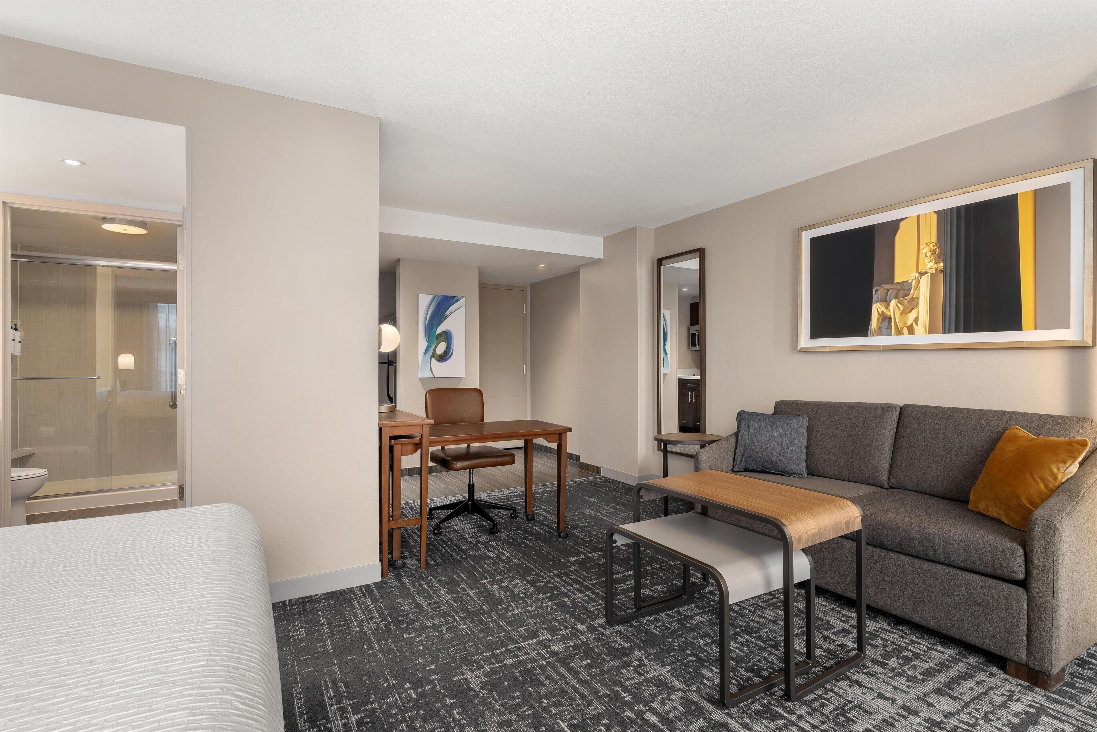 Studio Suite, 1 King Bed | Living area