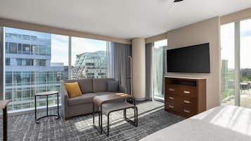 Studio, 1 King Bed, Corner | Living area