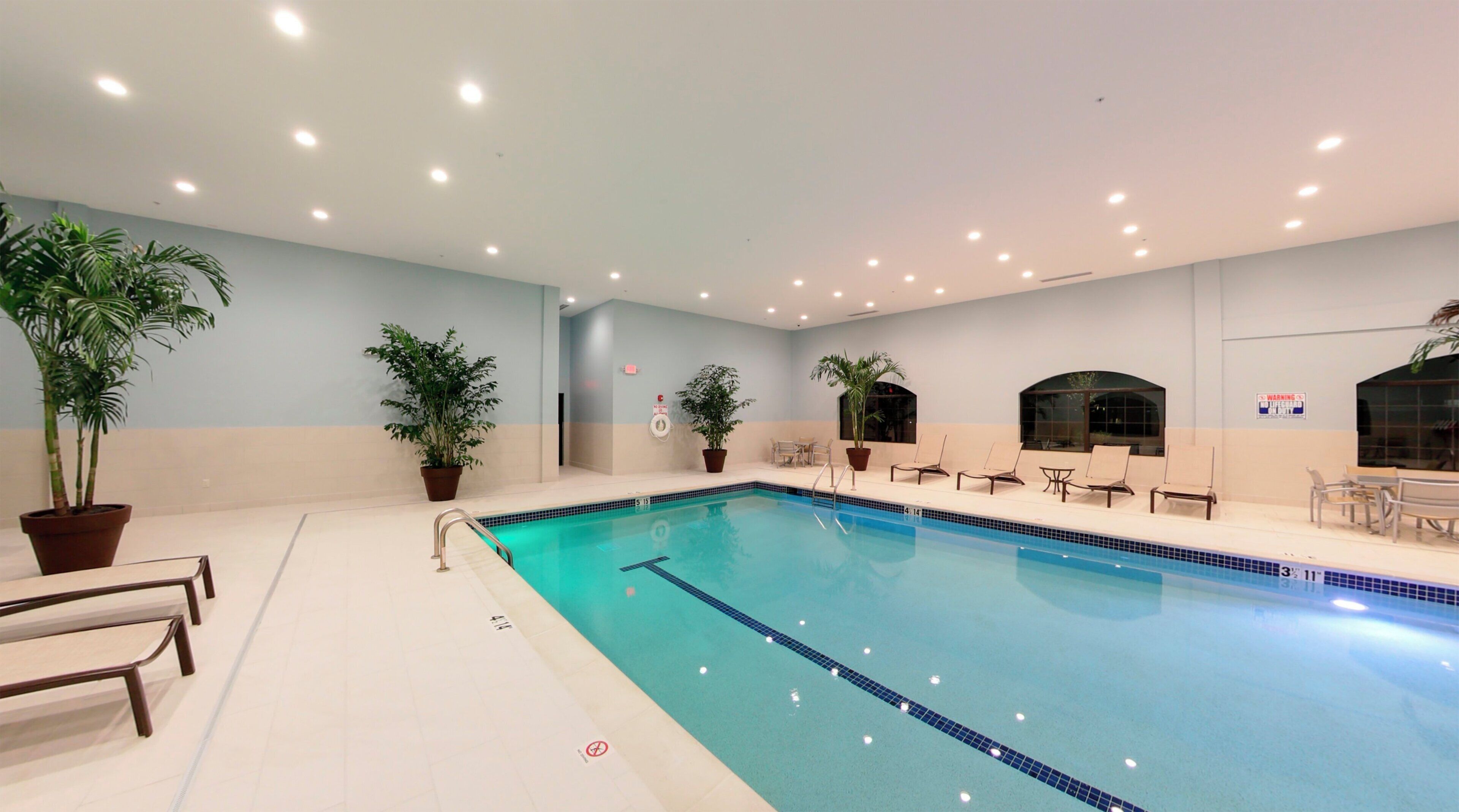 Una piscina cubierta